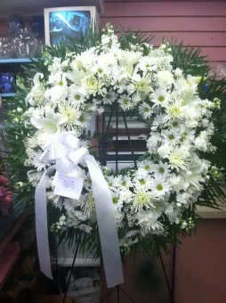 W-18: Angelic Standing Wreath