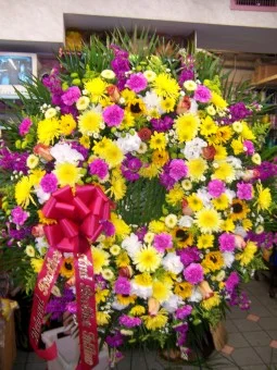 W-10: Country Elegance Standing Wreath